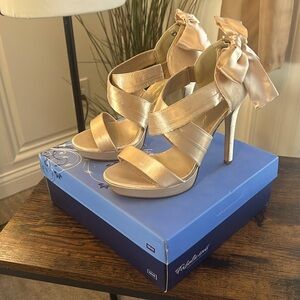 EUC Fabulicious by Pleaser sz 8 Lumina 29 high heels in champagne satin worn 1X